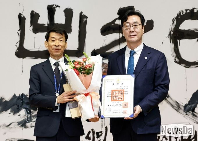 정명근 화성특례시장이 강래향 행정종합관찰관에게 대통평 표창을 수요하고 기념촬영을 하고 있다