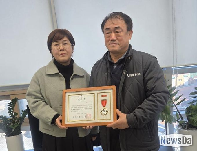 왼쪽부터 황정희 신장1동장, 남상신 표창 수상자