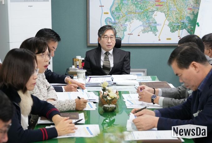 강상구 부시장(가운데)이 지난 6일 국장, 부서장들과 함께 2026년 정부 업무계획 선제 대응을 위해 회의를 개최했다.