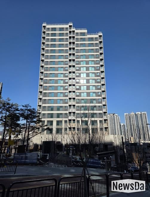 안양 냉천 행복주택(필름 부착 외관 사진).