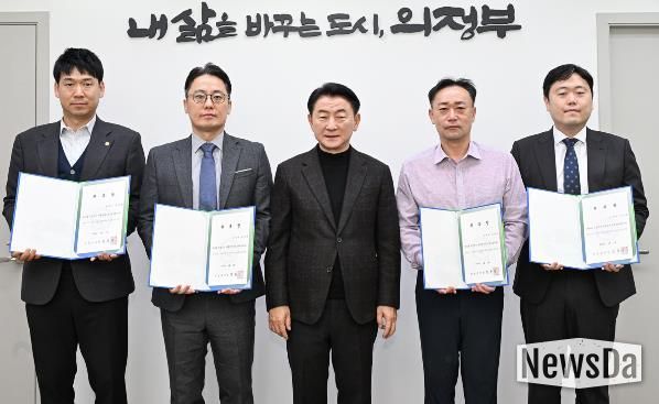 김동근 시장이 1월 7일 ‘제6기 마을세무사’를 위촉한 뒤 함께 기념사진을 찍고 있다.