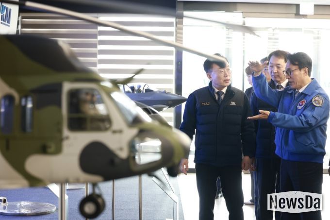 김민석 국무총리가 7일 경남 사천 한국항공우주산업(KAI)을 방문, 항공기 생산라인을 시찰하고 있다.