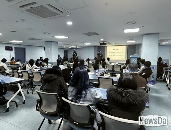 다보스병원 양성범 이사장이 8일 다보스병원에서 의료분야 진로체험에 앞서 학생들을 대상으로 특강을 하고 있다.