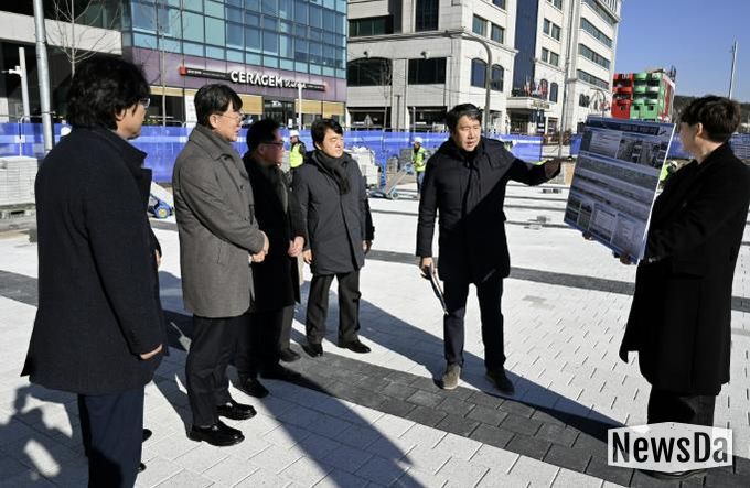 이민근 안산시장(사진 왼쪽 두번째)이, 8일 단원구 고잔동 중앙대로 일원 녹도 재정비 사업 설명을 듣고 있다.