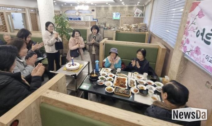 수원시 팔달구 우만1동, '독거어르신 위한 사랑의 생신상' 행사 열어