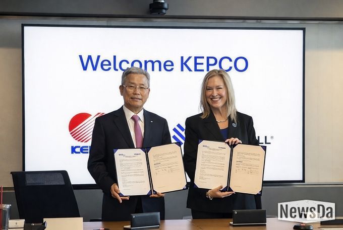 왼쪽부터 한국전력 김동철 사장, 번스앤맥도널 레슬리 듀크 대표