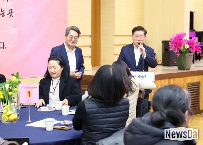 박승원 광명시장과 김동연 경기도지사가 13일 시청 대회의실에서 열린 '2026년 광명시 사회연대경제 사업설명회'에 참석해 인사말을 하고 있다.