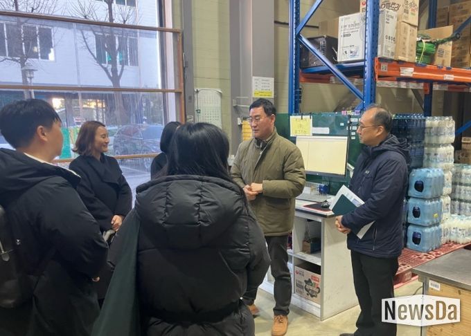 지난 13일 광명시 중소유통공동도매물류센터에서 시흥시 소상공인과 관계 부서 공무원, 시흥시정연구원 관계자들이 광명시 중소유통공동도매물류센터의 운영 사례를 공유받고 있다.