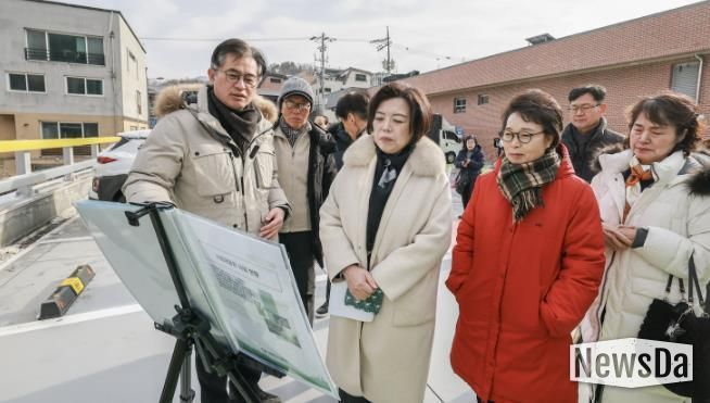 과천시, 문원청계마을 공영주차장 현장 점검(앞쪽 왼쪽 두번째 신계용 과천시장)