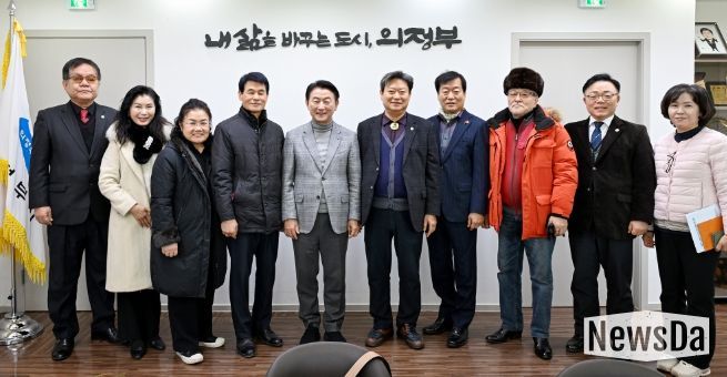 1월 20일 시장실에서 열린 문화상 수상자포럼 제8대 임원진 간담회에서 참석자들이 기념사진을 찍고 있다.