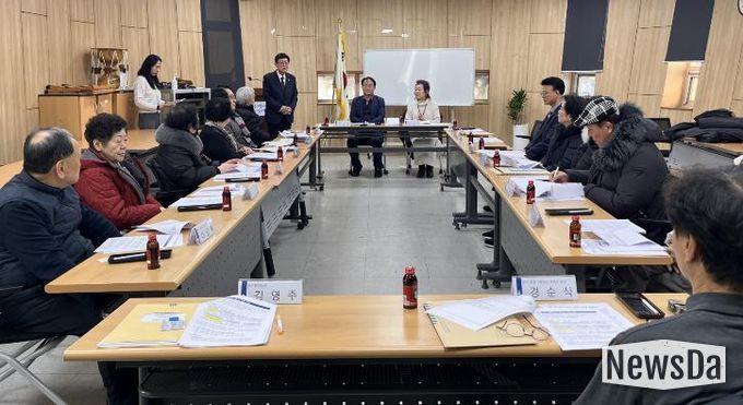 수원시 영통구 원천동, 경로당 맞춤 '바른 복지-건강소식지' 첫 배부