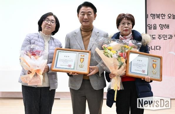 1월 21일 ‘2026년 송산2동 주요업무보고회’에서 유공 표창을 받은 주민들이 김동근 시장과 기념촬영을 하고 있다.