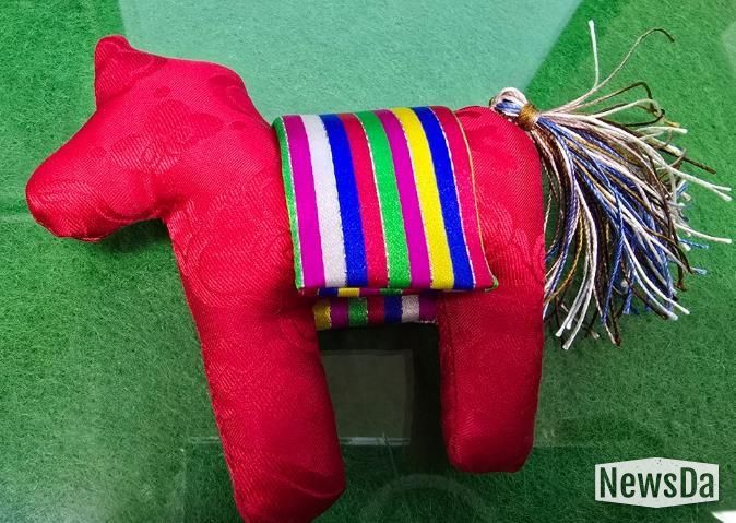 붉은말 자수 키링