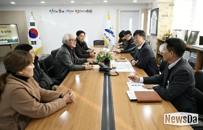 22일 이민근 안산시장(오른쪽 앞에서 두번째)과 안산시 재건축연합회 관계자들이 간담회를 진행하고 있다