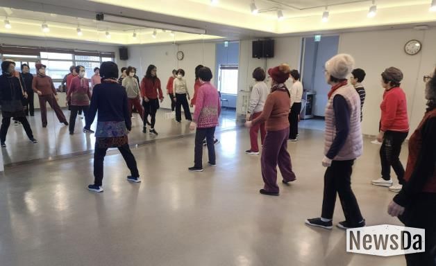 지난 22일 광명시 시민건강증진센터에서 '어르신 건강체조·요가교실'을 진행하고 있다