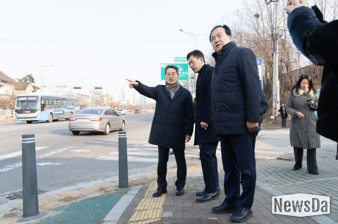 23일 오후 김동연 경기도지사와 이권재 오산시장이 북오산ic 진입로 확장 현장 확인을 하고 있다.