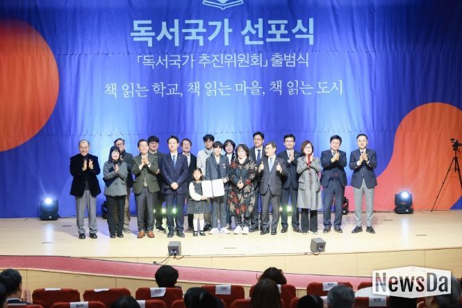 이재준 시장(왼쪽 3번째) 등 선언문 낭독자들이 함께하고 있다.