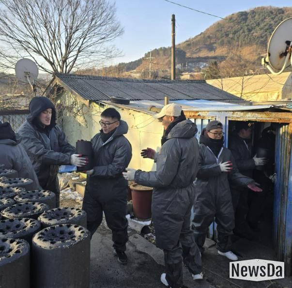 수기사 기갑수색대대, 가평 조종면에 연탄 1,004장 전달