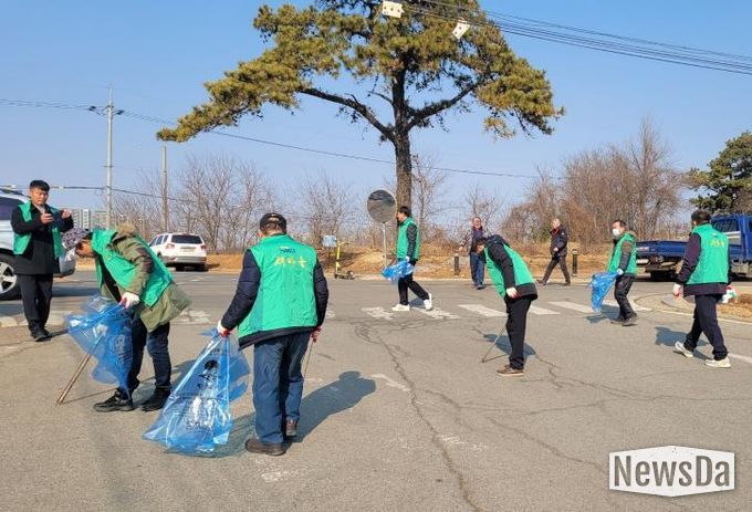 평택시 현덕면, '우리동네 새단장'을 위한 새마을지도자협의회와 2026년 설맞이 대청소