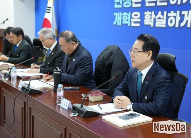 김영록 전라남도지사가 27일 서울 국회의원회관에서 열린 광주·전남 행정통합 특별법 검토 제4차 간담회에서 지역 국회의원들과 특별법에 대해 논의하고 있다.