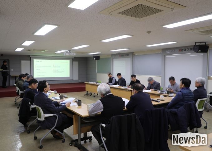 시민사회단체로 구성한 ‘수원 독립운동의 길 추진위원회’가 지난 16일 수원시자원봉사센터 대강당에서 대표적인 독립운동가와 길(코스) 조성과 관련한 회의를 열고 있다.