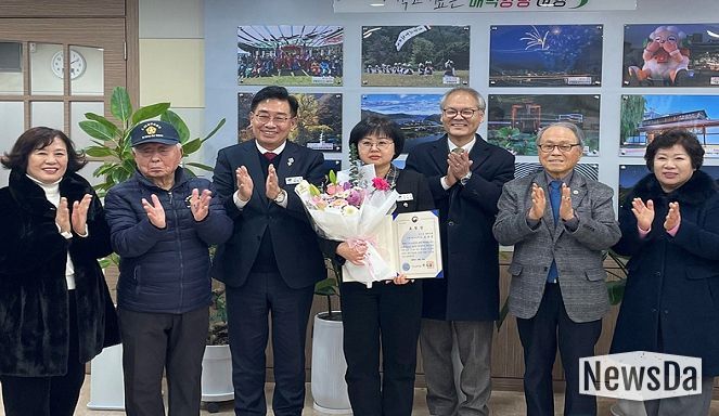 양평군청 김은정 주무관(가운데)이 국가보훈부장관 표창을 전수 받은 후 박용주 경기북부보훈지청장(오른쪽), 전진선 양평군수(왼쪽) 및 보훈단체장 등에게 축하를 받고 있다.
