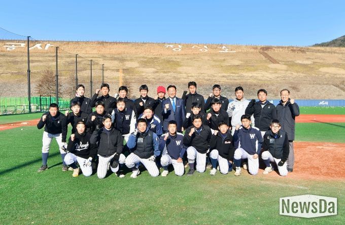 김한종 장성군수가 27일 원주고 야구 선수단이 동계 전지훈련 중인 장성호 체육공원을 찾았다.