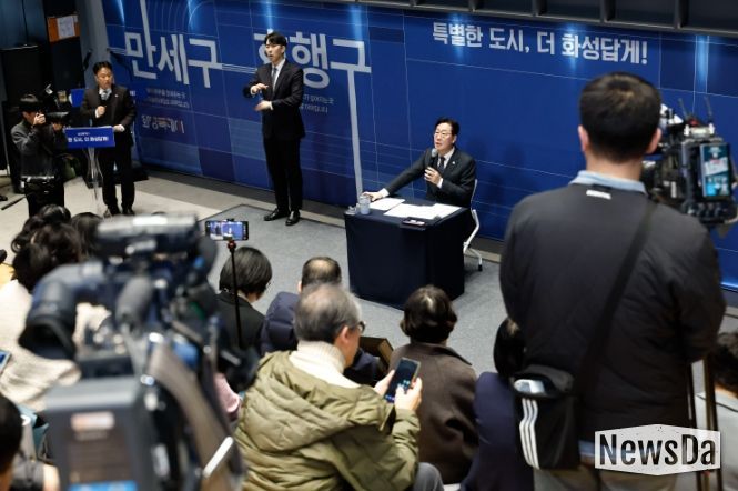 정명근 화성특례시장이 27일 열린 2026년 신년 기자회견에서 언론인과 질의응답을 하고 있다.