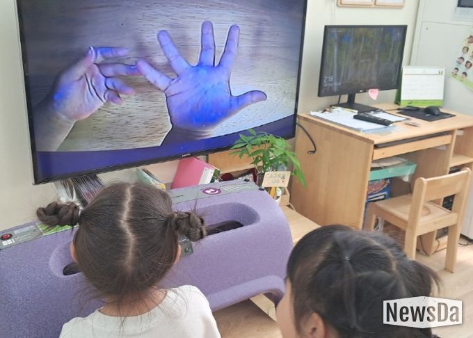 한 어린이가 손씻기 체험 교육기구 ‘뷰박스’를 통해 자신의 손을 들여다보고 있다.