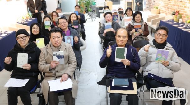 지난 27일 하안도서관 1층 '열린시민전시코너'에서 '2025 광명시 독립출 간담회'를 진행하고 기념사진을 촬영하고 있다.