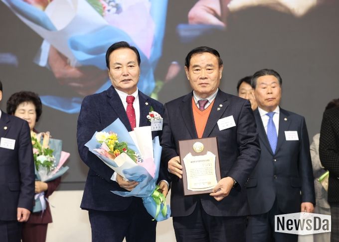 이재식 수원특례시의회 의장, 대한민국시군자치구의회의장협의회 정기총회 수상