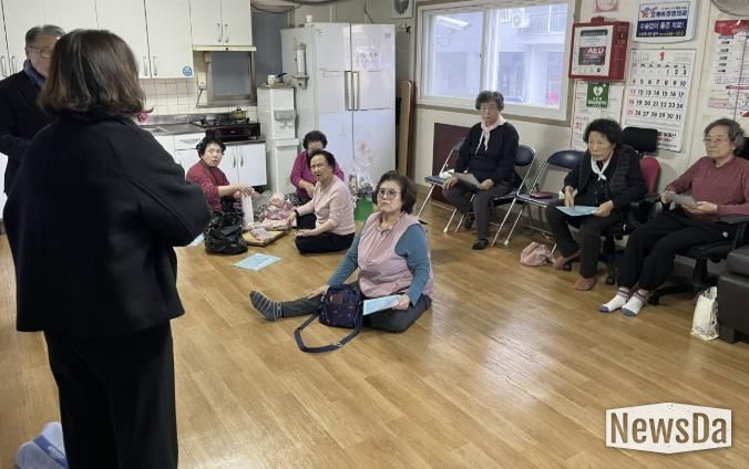 수원시 팔달구 매교동, 경로당 어르신 대상 '새빛 생활비 패키지' 사업 홍보