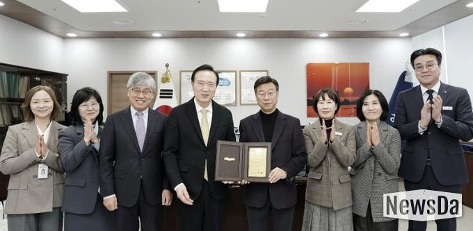 성남시는 경기도교육청이 주관한 ‘기초지자체 교육 협력 사업 평가’에서 우수 기관으로 선정돼 감사패를 받았다.