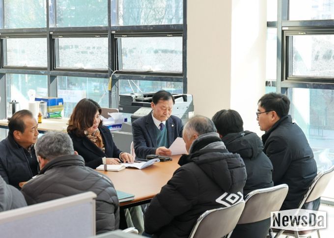 안산시의회가 최근 경기도시·군의회의장협의회에서‘민사집행법 개정 촉구 건의안’을 제안한 데 이어 29일에는 지역 내 관련 현장을 찾았다. 사진은 이날 의원들이 현장을 방문한 모습.