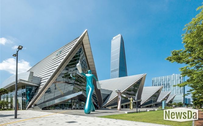 인천 송도국제도시 중심부에 자리한 송도컨벤시아 전경. 2025년에 SOM III를 포함 총 1,033건의 행사 개최, 방문객 106만 명으로 역대 최고 실적을 냈다.