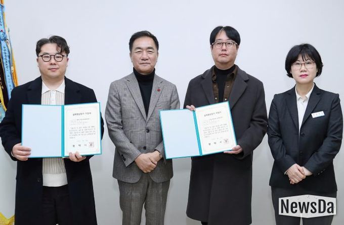 왼쪽부터 현촌 한마음 골목형 상점가 박종혁 회장, 평택시청 정장선 시장, 소사벌 에듀타운 골목형 상점가 김정수 회장, 평택시청 일자리경제과 김보경 과장