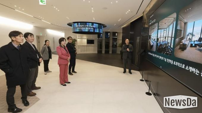 2025년 11월 신계용 과천시장과 시 관계자들이 LG에너지솔루션 본사를 방문해 회사 소개를 듣고 있다.