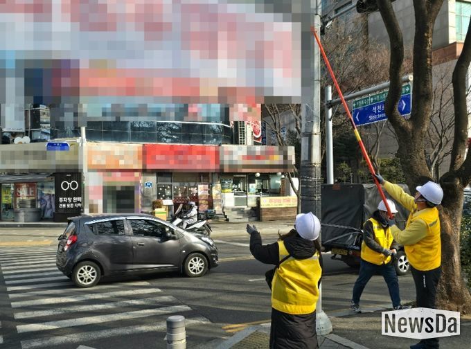 부천시 내 불법 현수막 철거 현장