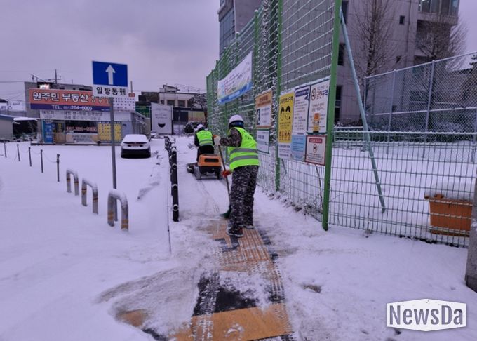 2일 제설 작업 이뤄지고 있다
