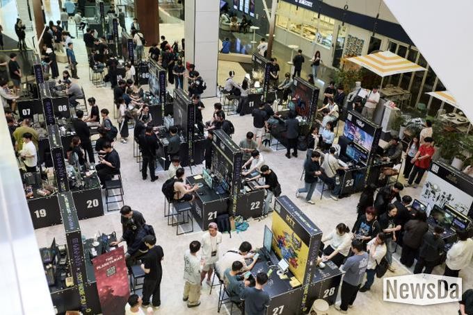 시민들이 성남시 대표 게임 축제인 '2025 GXG' 행사장에 설치된 게임부스를 체험하고 있다.(2025년 자료사진)