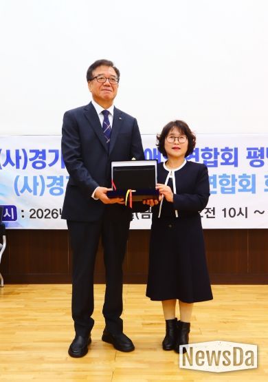 왼쪽부터 박기원 전 지회장, 양순자 신임 지회장