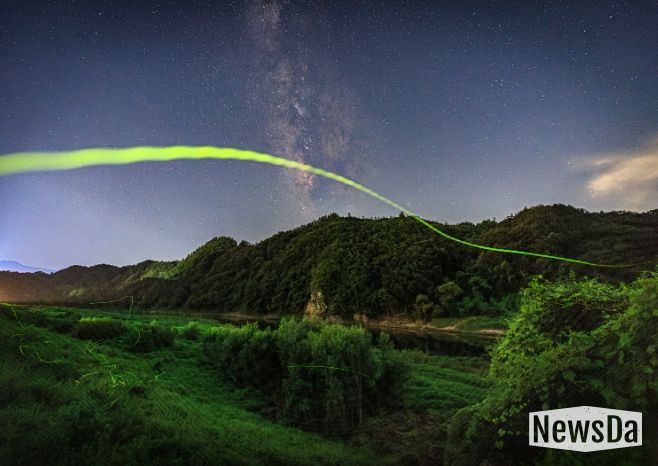 무주군 2025 반디별 사진 공모전 우수상(늦반딧불이와 은하수)