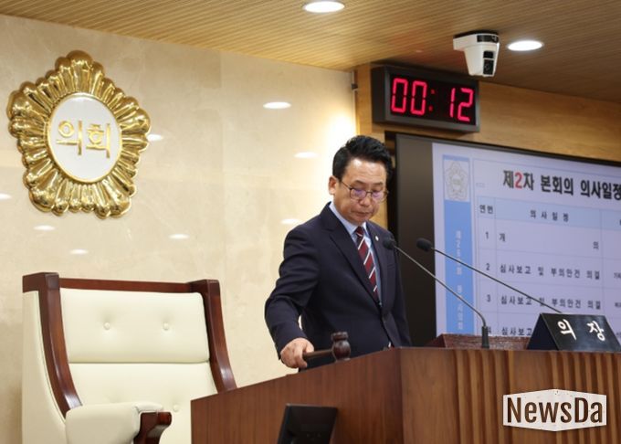 제260회 임시회 제2차 본회의에서 의사봉 타봉하는 강정구 의장