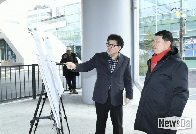 구리역 환승센터 추진현황에 대해 보고받는 백경현 구리시장