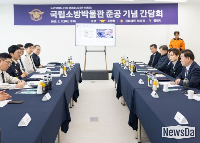 박승원 광명시장이 12일 오후 국립소방박물관 건립 공사 현장을 방문해 임오경 국회의원, 김승룡 소방청장 직무대행 등과 함께 진행 현황을 점검하고 있다.