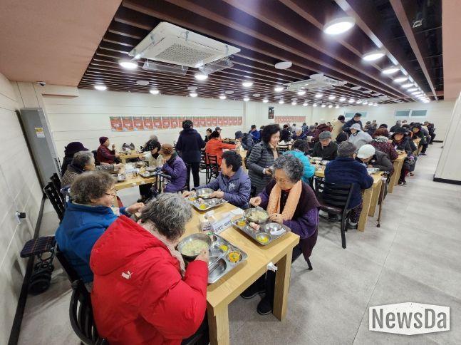 남양주시 동부노인복지관, 천운스님·민주통일남양주시협의회와 ‘울면 나눔 행사’ 진행