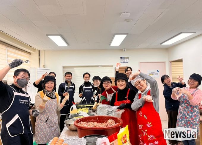 ‘설 명절 모둠전 나눔 행사’참여자들이 기념촬영을 위해 포즈를 취하고 있다.