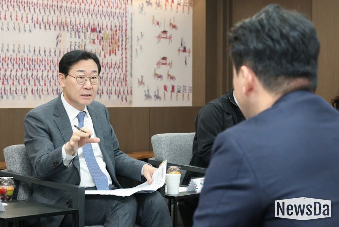 정명근 화성특례시장이 13일 시가 주최한 '생리용품 부담 완화를 위한 소통 간담회'에서 '(가칭) 코리요 생리대' 추진 취지에 대해 설명하고 있다.