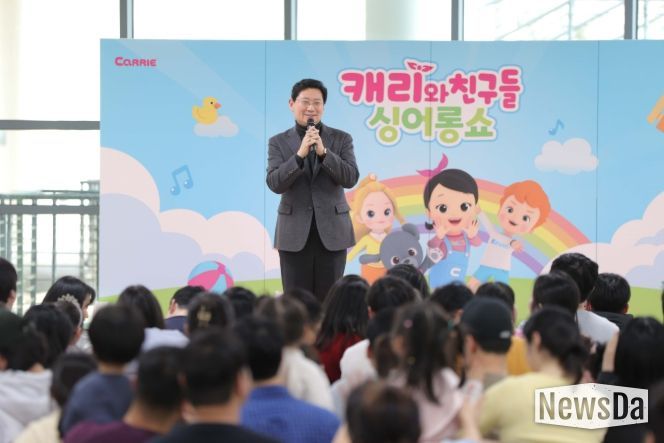 이상일 용인특례시장이 14일 용인어린이상상의숲에서 열린 설맞이 특별행사에서 시민들에게 명절 인사를 전했다.