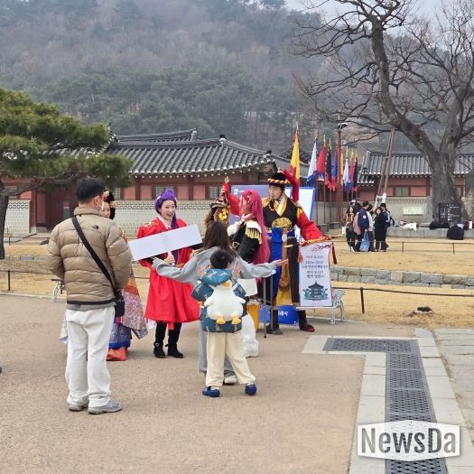 지난 14일 화성행궁 광장에서 타임슬립 화성행궁 이벤트를 열고 있다.